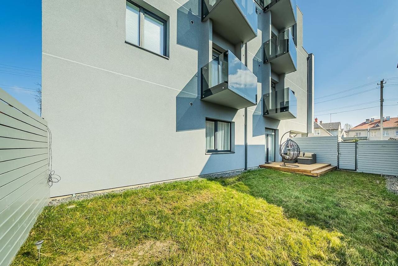 Lovely Apartment With Private Terrace By Urban Rent Kaunas Bagian luar foto