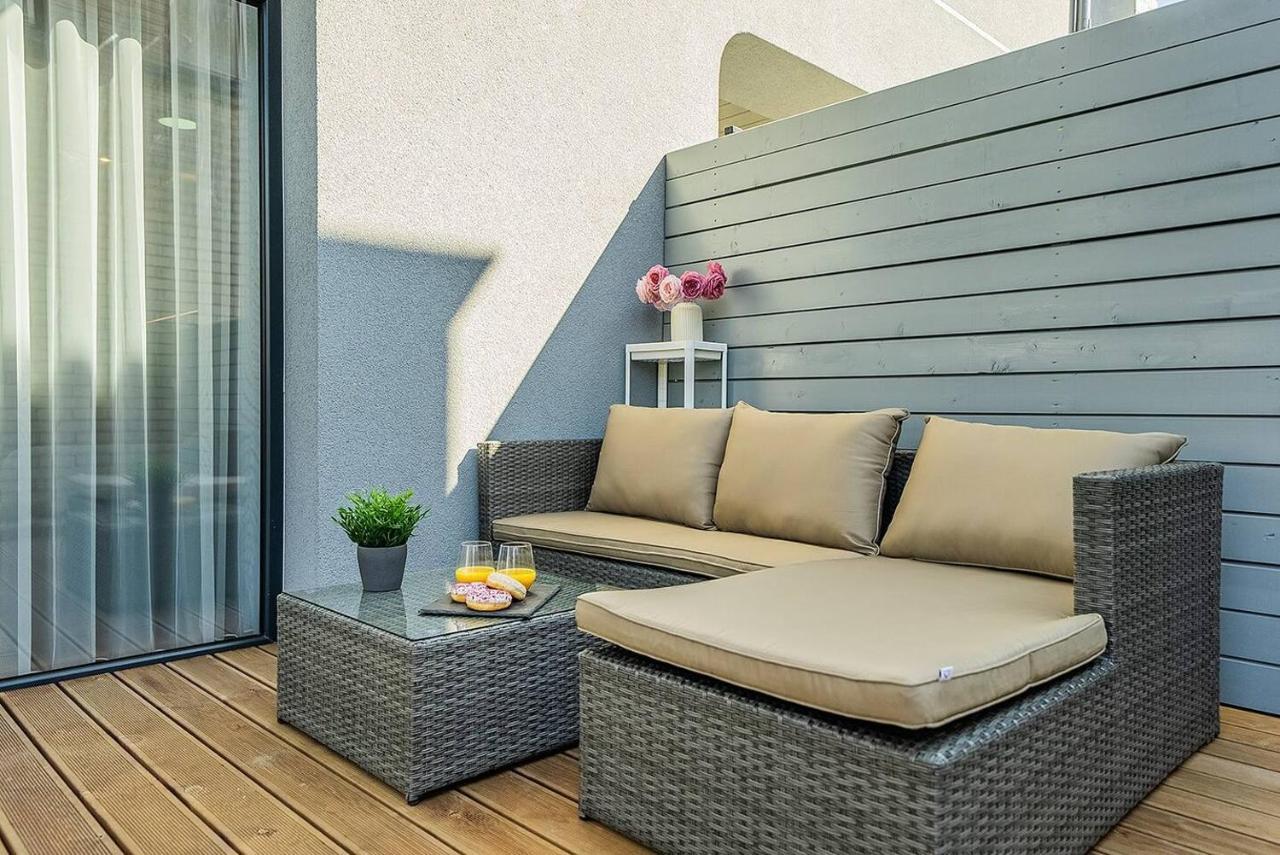 Lovely Apartment With Private Terrace By Urban Rent Kaunas Bagian luar foto